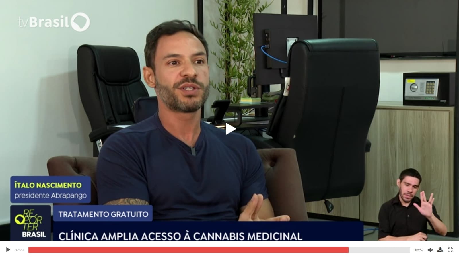 Ítalo Nascimento está sentado olhando para o repórter à sua frente.