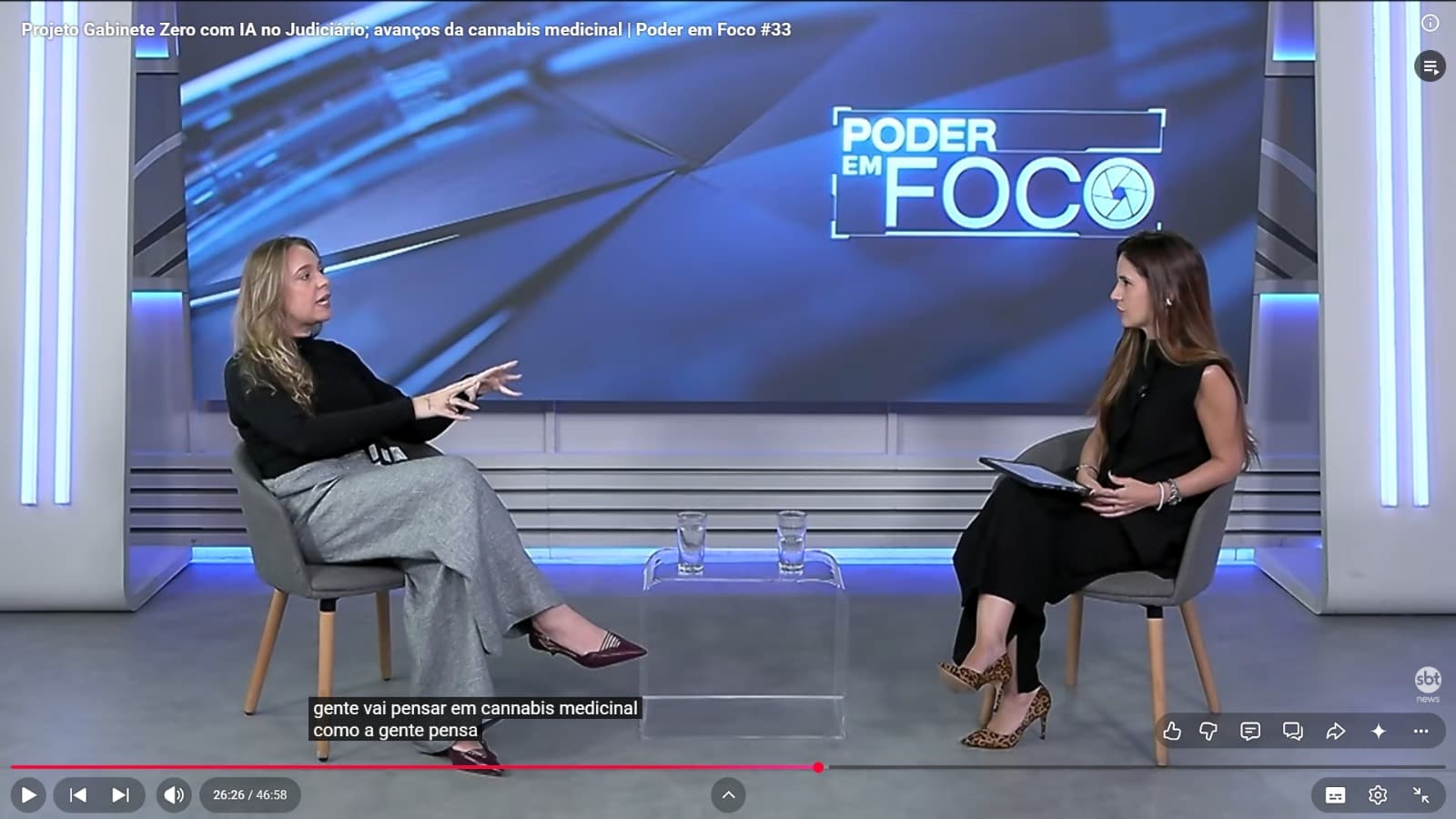 Mônica Barcelos e a jornalista Renata Varandas sentadas frente a frente