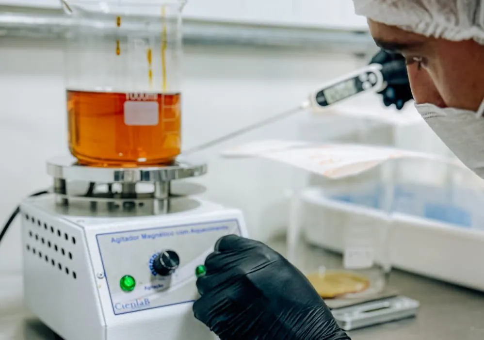 Profissional acompanhando uma etapa de processamento no laboratório próprio da Abrapango